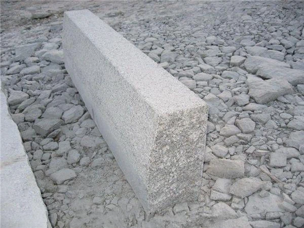 Granitowy kamień krawężnikowy