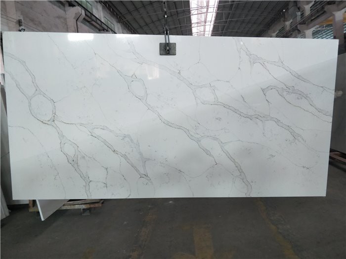 Wyspa kuchenna ze złotego kwarcu Calacatta