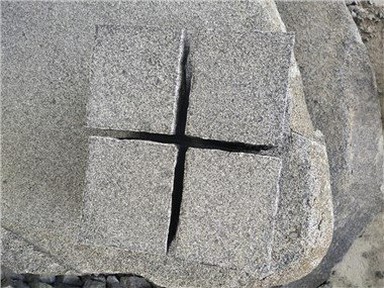 Kostka z czarnego kamienia