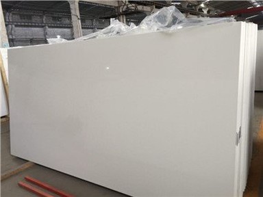 Chmurny biały kwarc