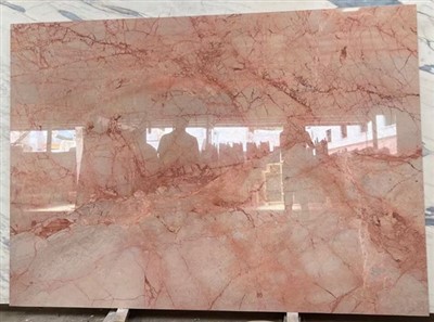 Jasnoróżowy marmur