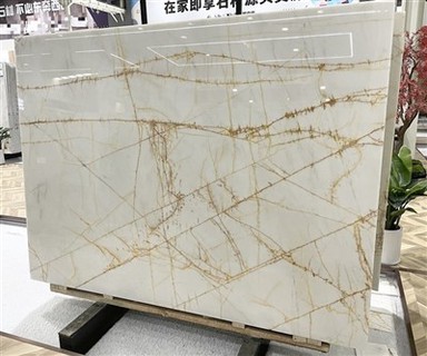 Biała żyła marmurowa ze złotem